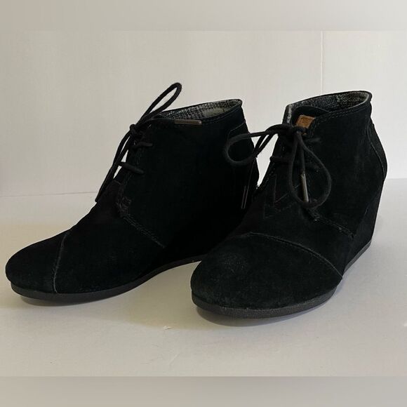 Tom’s Black Suede Wedge Lace-up Ankle Bootie. - Picture 3 of 8